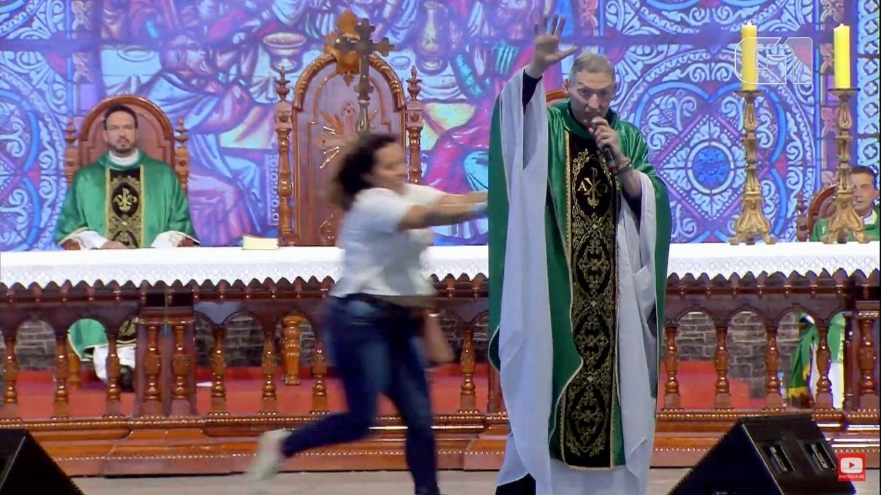 Padre Marcelo Rossi é atacado por mulher durante a missa