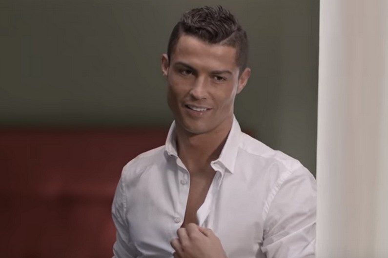 Cristiano Ronaldo tenta seduzir uma mulher mas o resultado não foi o esperado