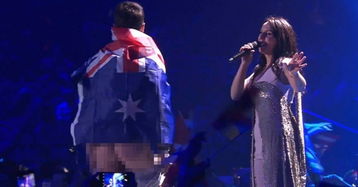 Homem sobe ao palco da Eurovisão e mostra o rabo em direto