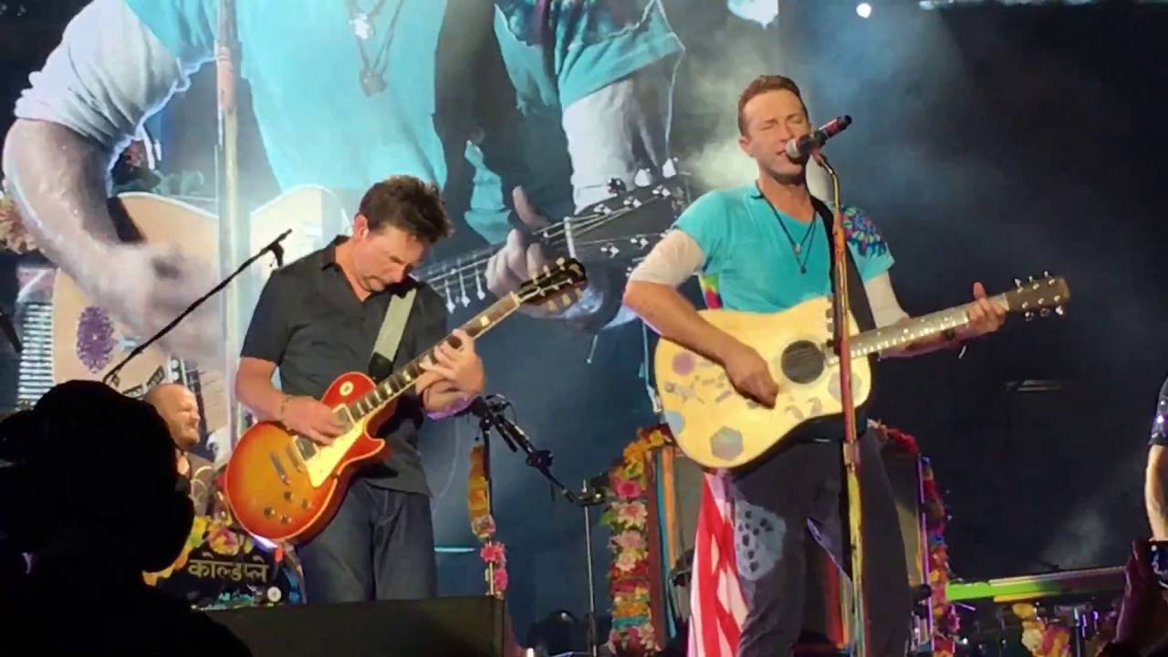 Michael J. Fox em palco com os Coldplay
