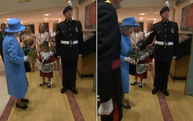 Ao saudar a Rainha, soldado dá um estalo a uma menina de 6 anos
