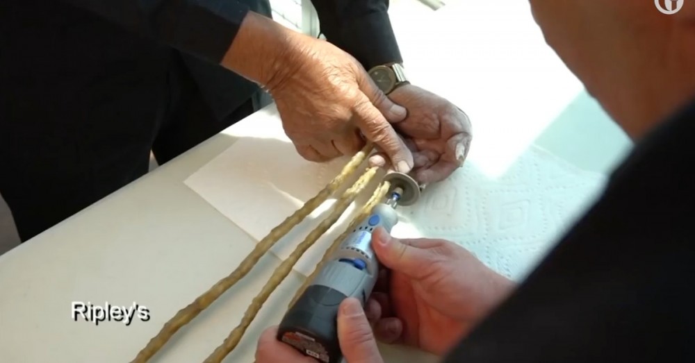 Homem com as unhas mais compridas do mundo cortou-as... após 66 anos