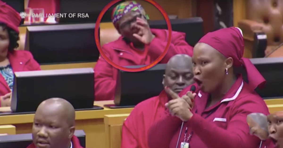 Deputada africana demonstra convicção a tirar carranhetas do nariz