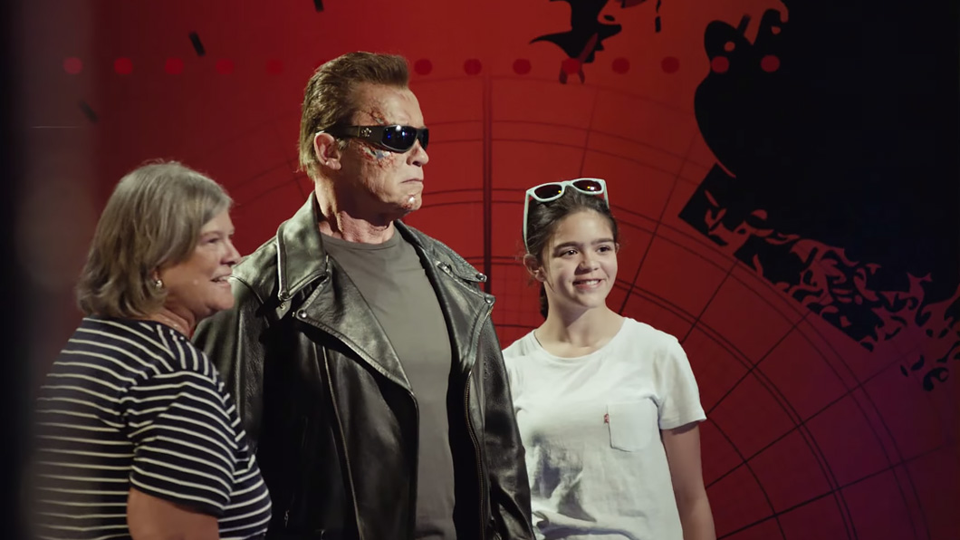 Arnold Schwarzenegger assusta fãs num museu de cera