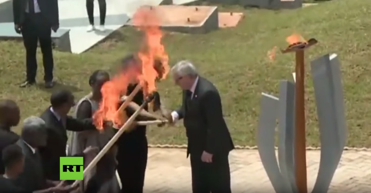 Jean-Claude Juncker quase ateou fogo à primeira-dama de Ruanda ao manobrar tocha