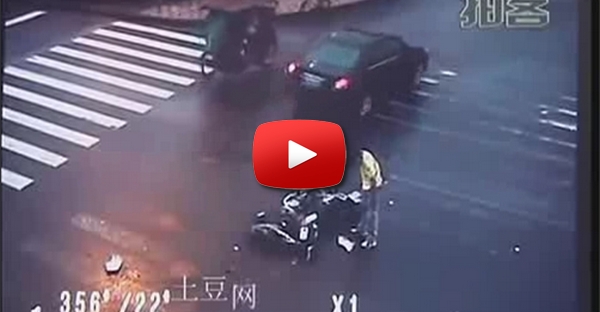 Condutor aterra de pe depois de acidente de mota