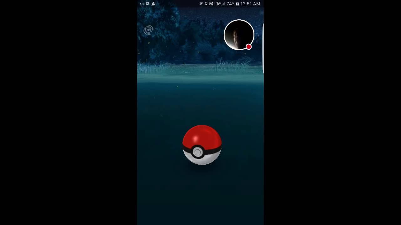 Homem cai num lago a jogar Pokemon Go