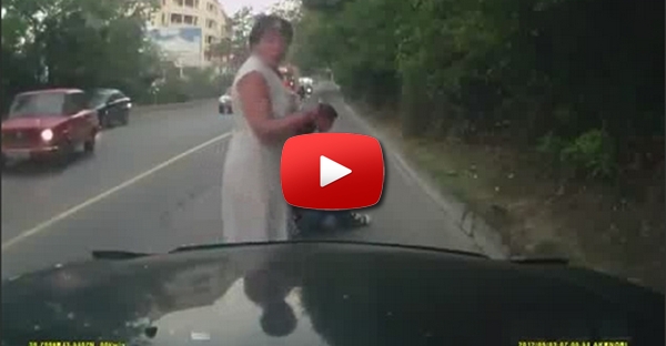 Mulher de scooter vai contra um camião