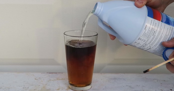 O que acontece quando se mistura lixívia com Coca-Cola