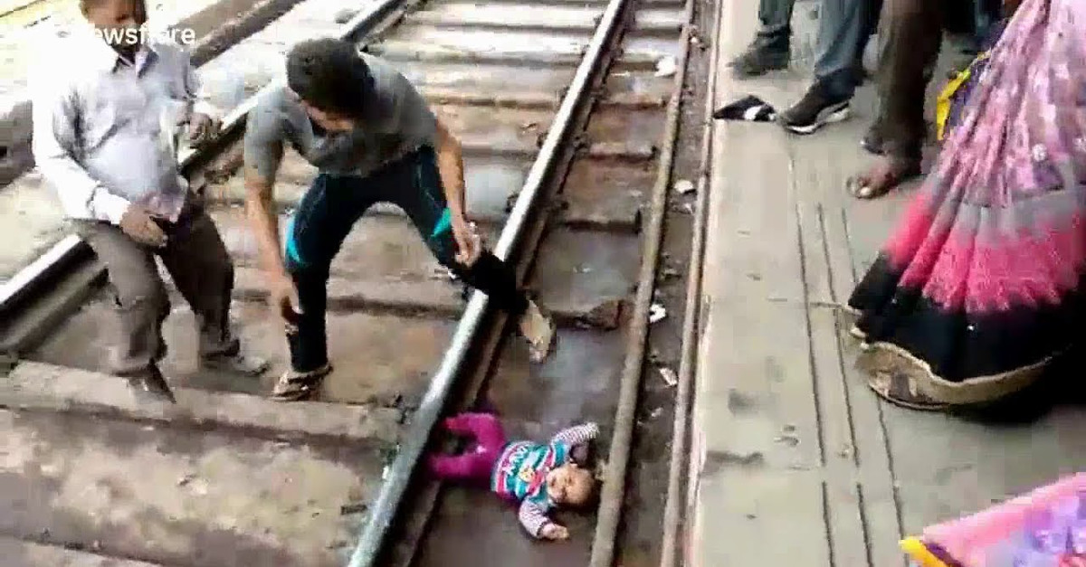 Bebé de 1 ano escapa ilesa após cair na linha quando o comboio passava