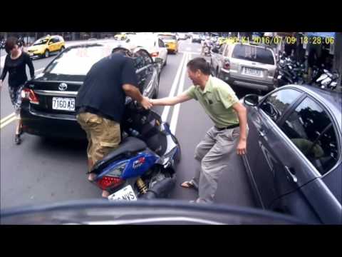 Um condutor derrubou o condutor de uma scooter e ainda fez pior a tentar ajudar!