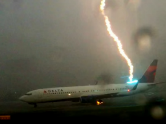 Passageiro capta momento em que avião é atingido por um relâmpago