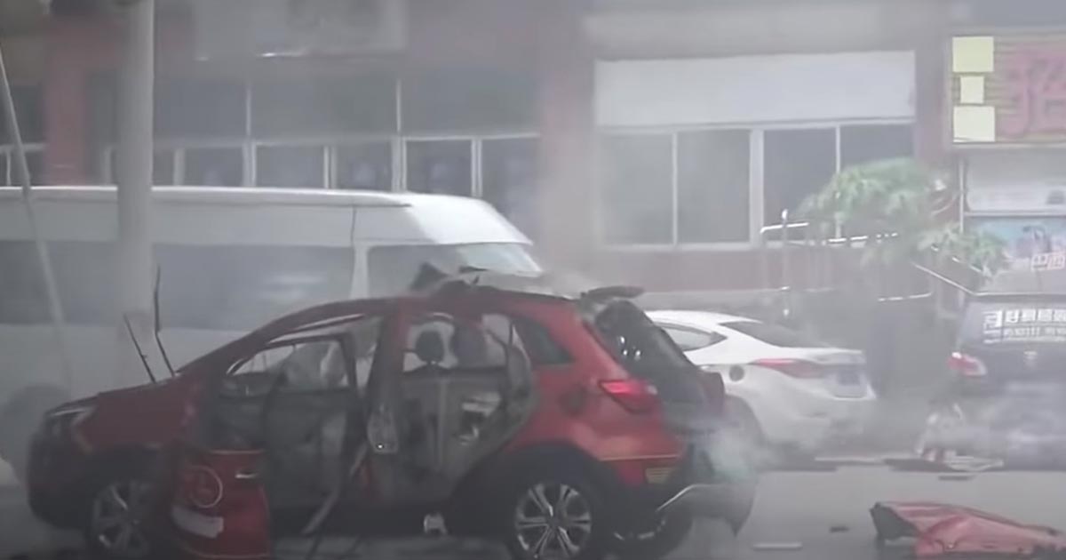 Carro elétrico explode enquanto recarregava