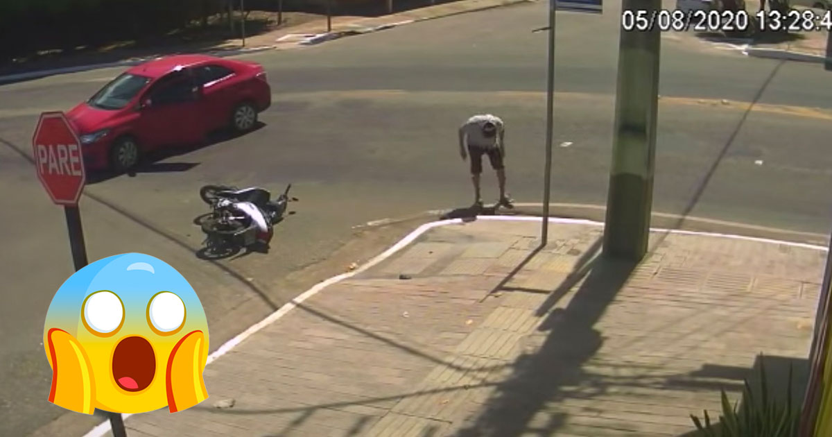 Motociclista cai no buraco da sarjeta depois de acidente com um carro