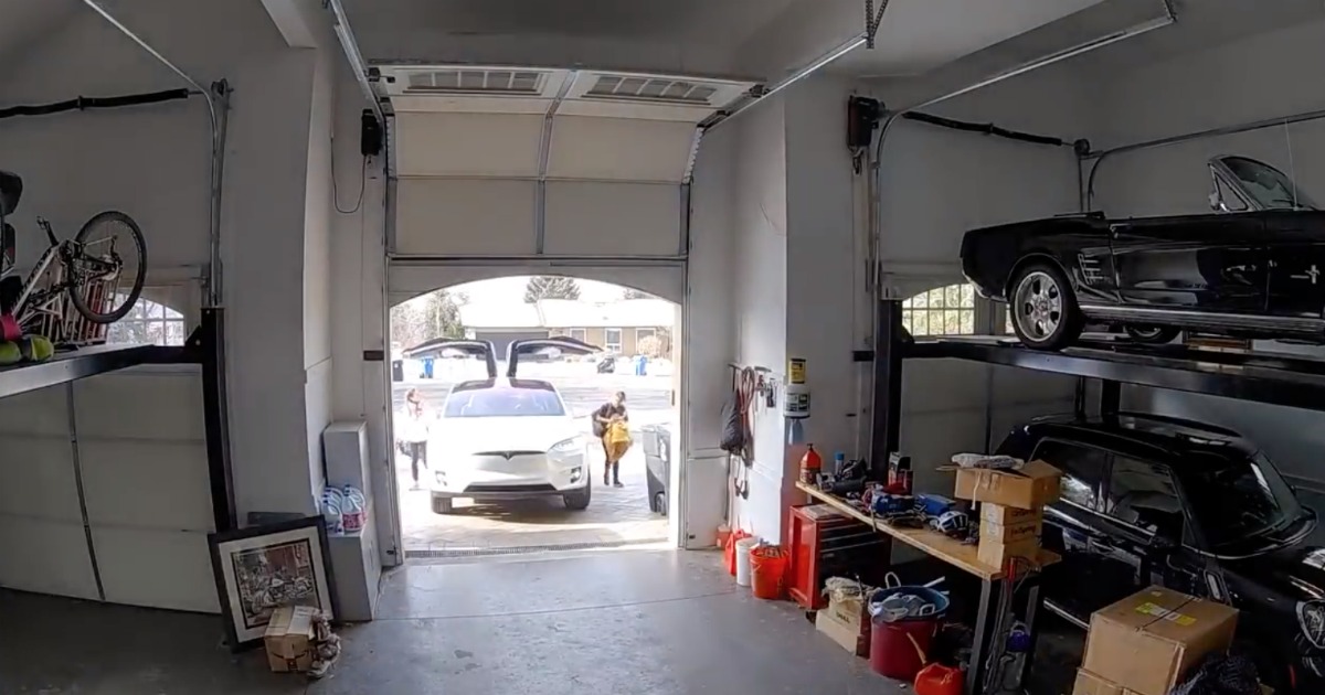 Mulher estaciona Tesla Model X na garagem sem fechar a porta