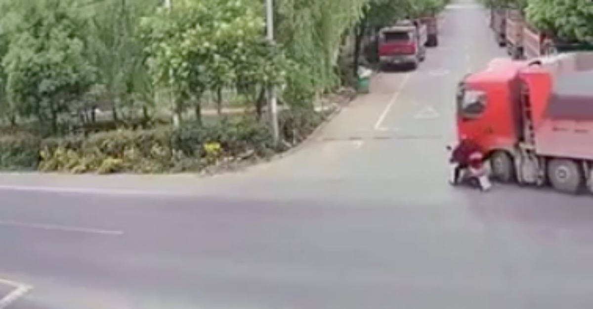Mulher escapa milagrosamente do embate de um camião quando esta seguia de mota