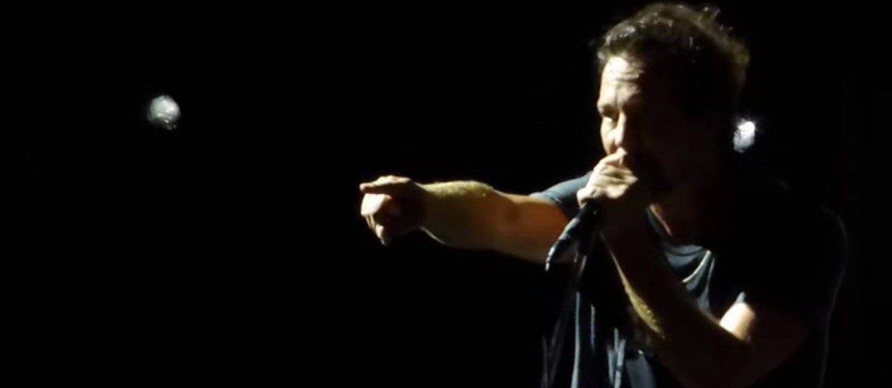 Eddie Vedder interrompe concerto dos Pearl Jam para expulsar homem que agredia mulher