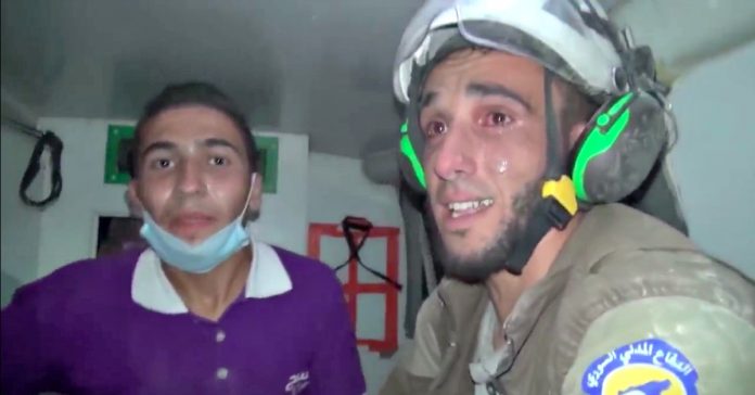 Desmanchou-se em lágrimas ao salvar criança dos escombros na Síria