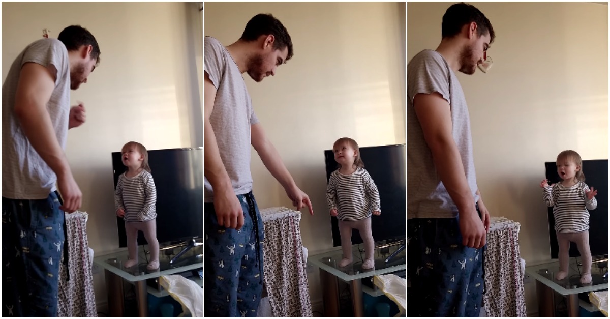 Bebé com 15 meses discute com o pai porque não quer sair de cima da mesa