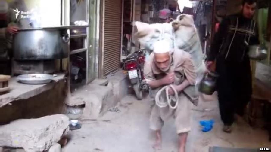 Homem idoso carrega 100 quilos às costas para alimentar a sua família