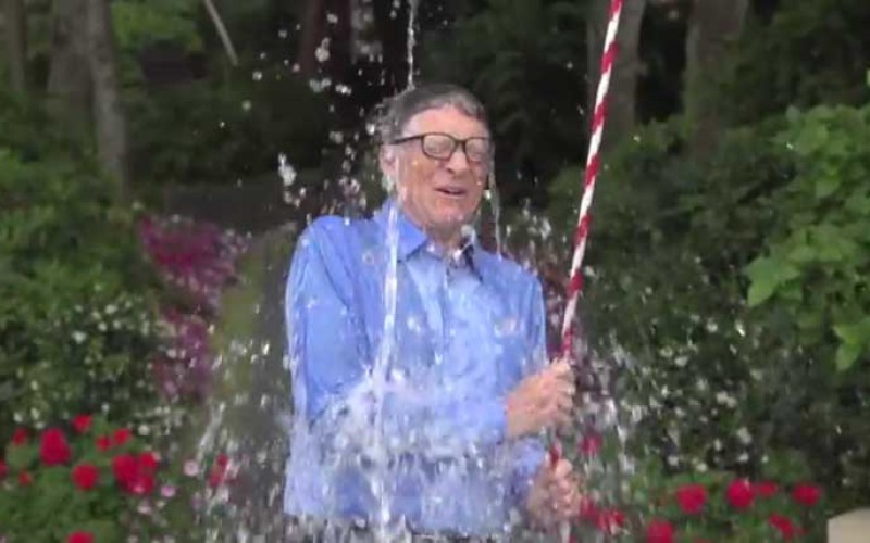 Mark Zuckerberg desafiou Bill Gates a levar com um balde de água gelada