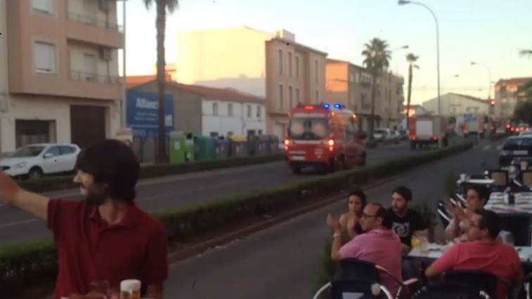 Bombeiros portugueses aplaudidos como heróis em Espanha