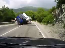 Excelente sistema de travagem deste camião evita acidente!