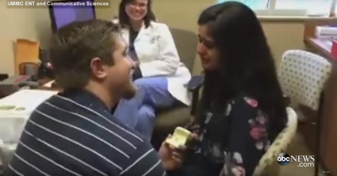 Jovem é pedida em casamento após ouvir pela primeira vez depois de implante auditivo