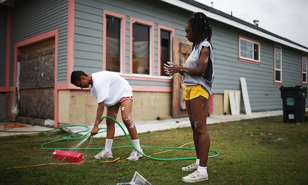 Brad Pitt constrói casas ecológicas para 109 famílias vítimas do Katrina