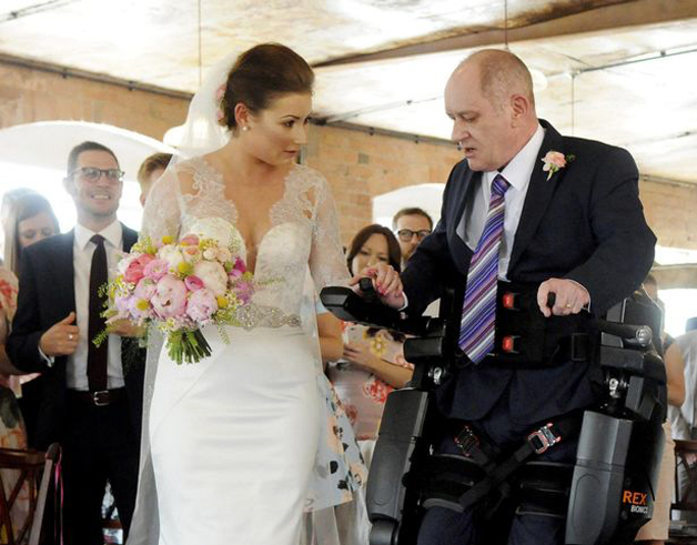 Fato robótico ajuda pai com paralisia a cumprir sonho de levar a filha ao altar
