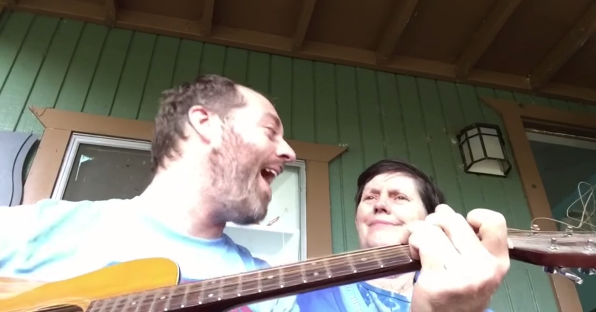 Filho emociona ao cantar para a mãe com Alzheimer