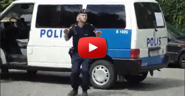 Policia sueco com o seu show de dança