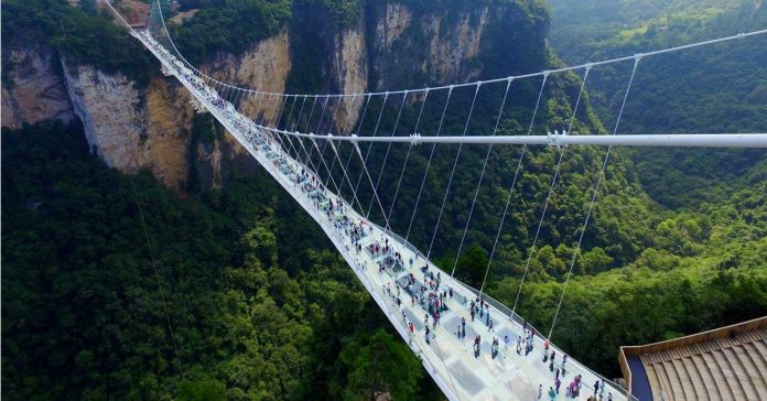China inaugura ponte de vidro mais alta e longa do mundo
