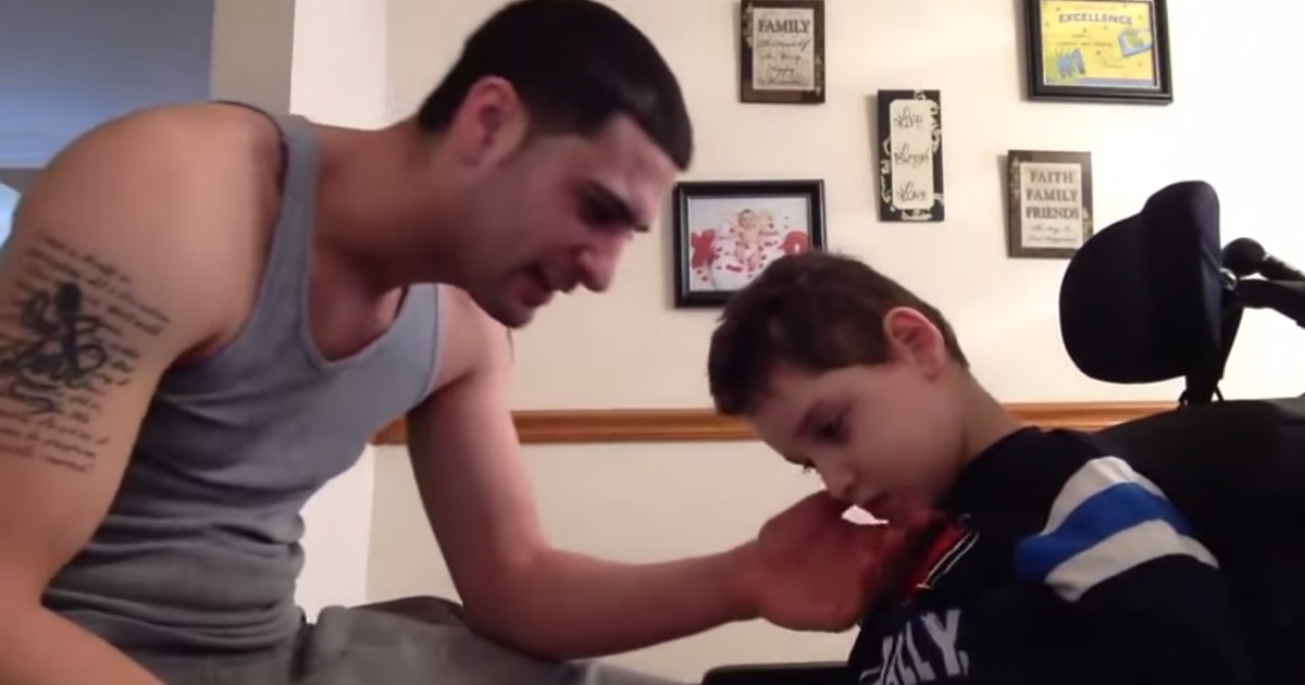 Menino com paralisia cerebral mostra a sua alegria quando o seu pai canta