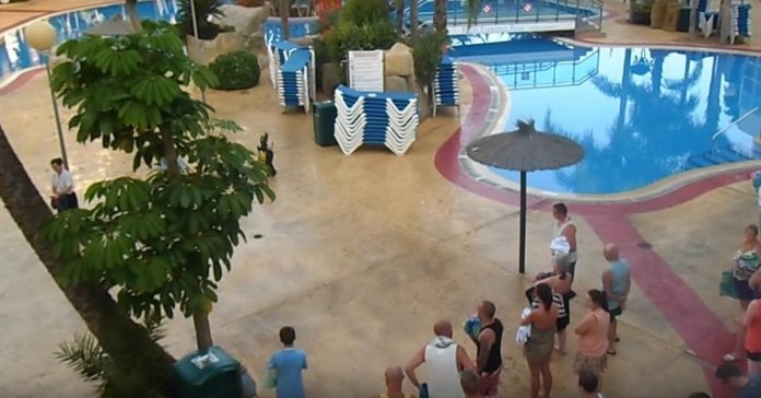 Turistas correm para conseguir o melhor lugar junto à piscina do hotel