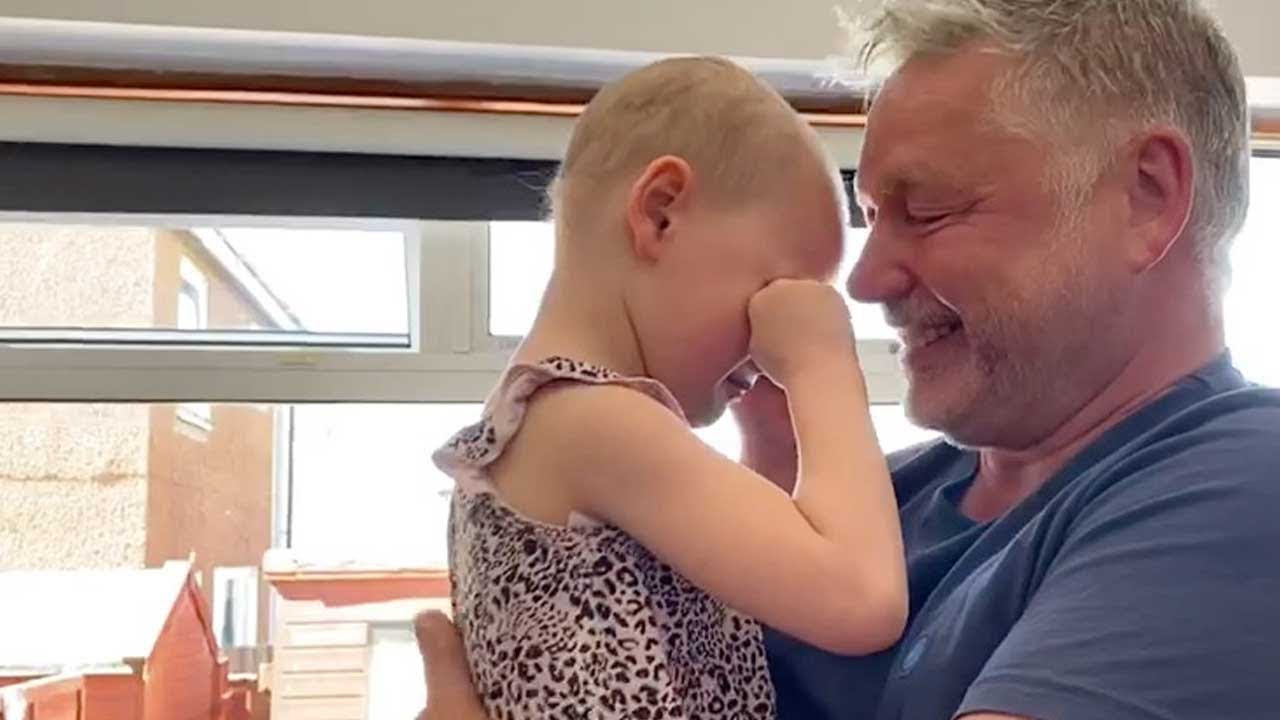Menina com cancro volta a abraçar o pai após dois meses afastados
