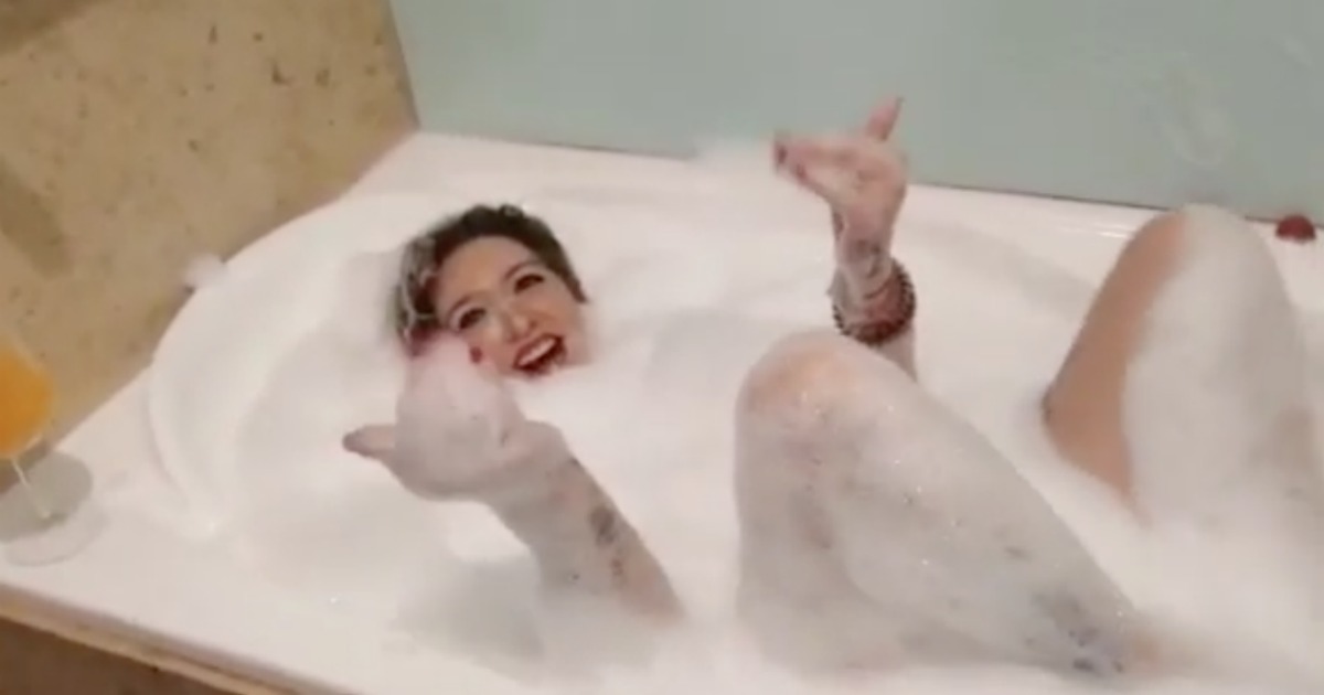 Maria Leal promove o Verão com banho de espuma na banheira