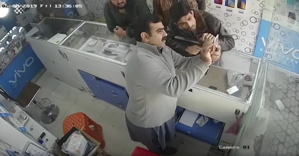 É assim que roubam telemóveis em grupo numa loja no Paquistão