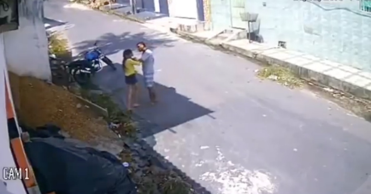 Homem agride companheira na rua e recebe karma (quase) instantâneo