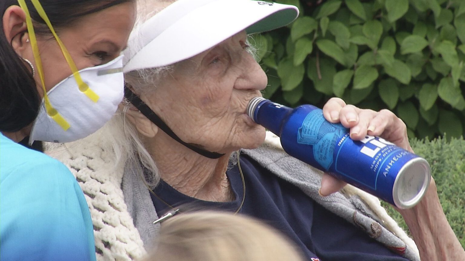 Idosa de 103 anos vence Covid-19 e comemora a beber cerveja gelada