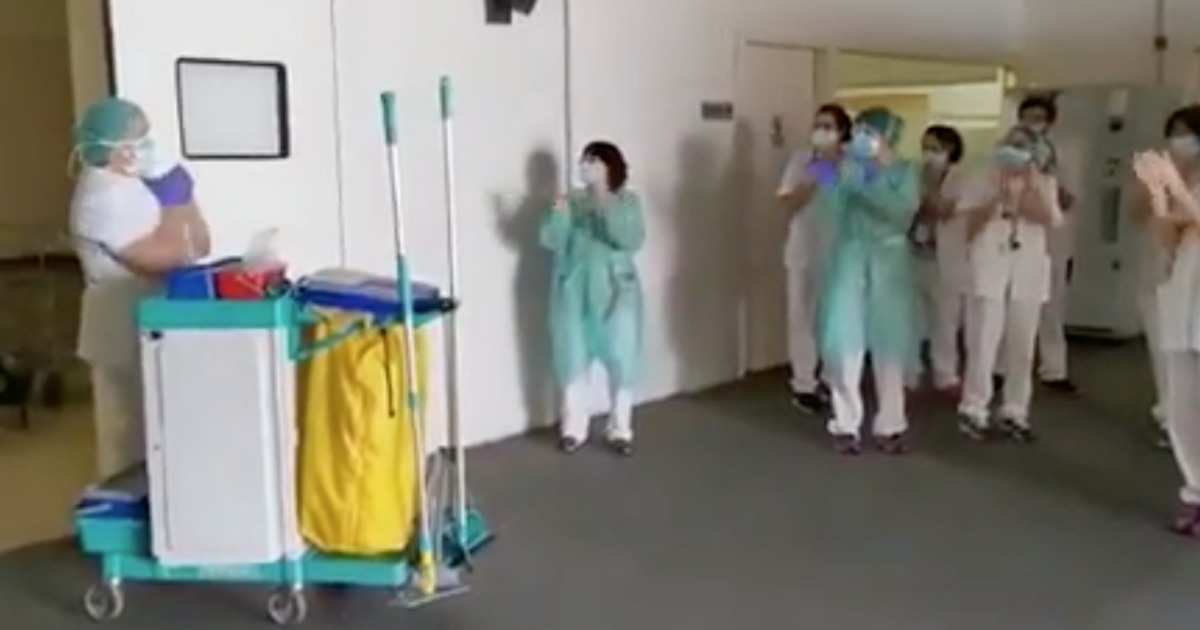 Em Barcelona profissionais de saúde bateram palmas às empregadas de limpeza
