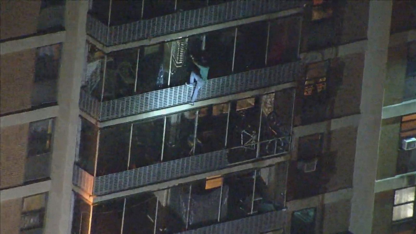 Homem escala prédio de 19 andares para garantir a segurança da mãe durante incêndio