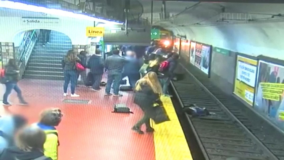 Mulher cai na linha de metro após ser empurrada por homem a desmaiar