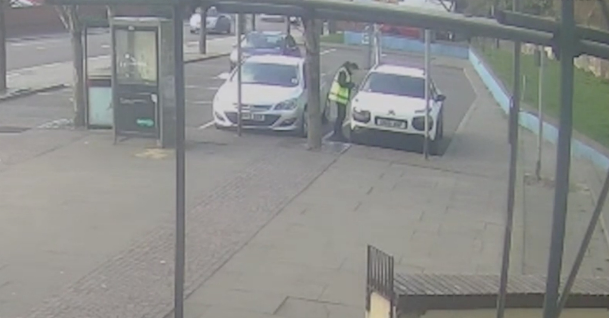 Agente filmada a roubar bilhete de estacionamento para poder multar