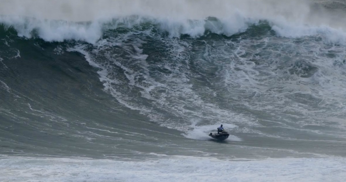 Onda gigante quase engoliu jetski que resgatava surfista na Nazaré