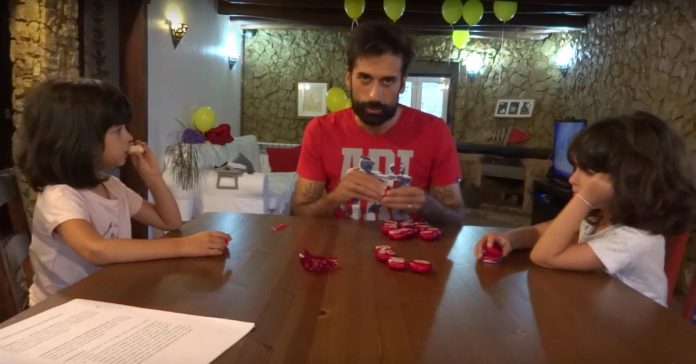 António Raminhos ensina as filhas a fazer contas de matemática