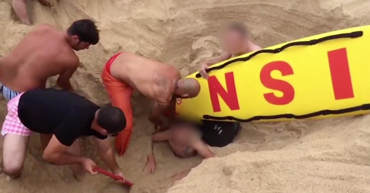Brincadeira com buraco na praia da Nazaré quase acaba mal para jovem