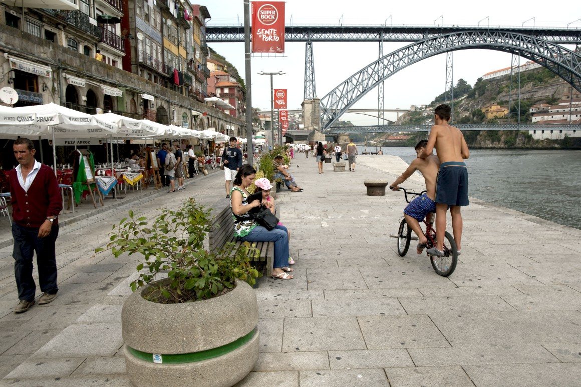 Mulheres da Ribeira do Porto mostram como dançar sem vergonha é felicidade