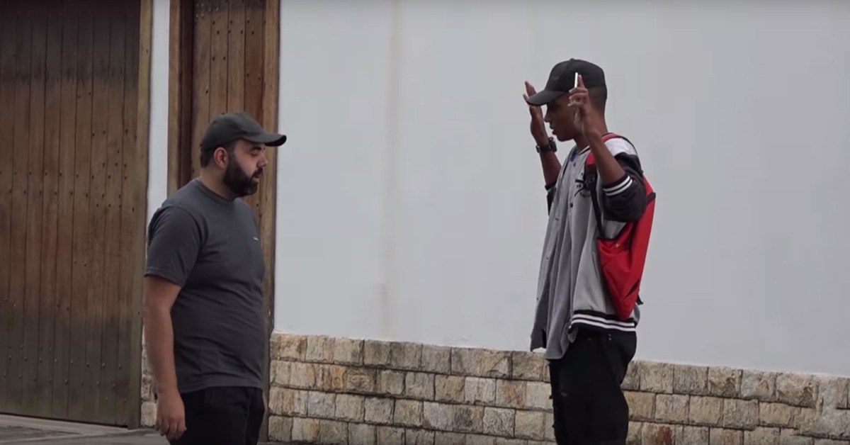 O Brasil está tão perigoso que as pessoas até têm medo de abraços