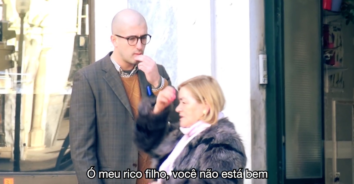 Tuga completamente perdido pede ajuda às pessoas no Porto